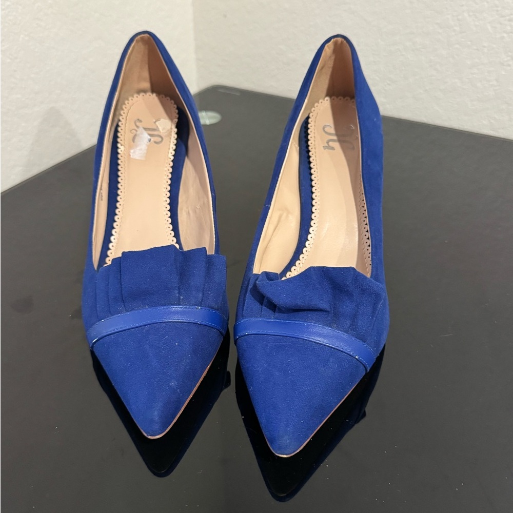 Elegant Blue Heels with Pointed Toe and Decorative Bow